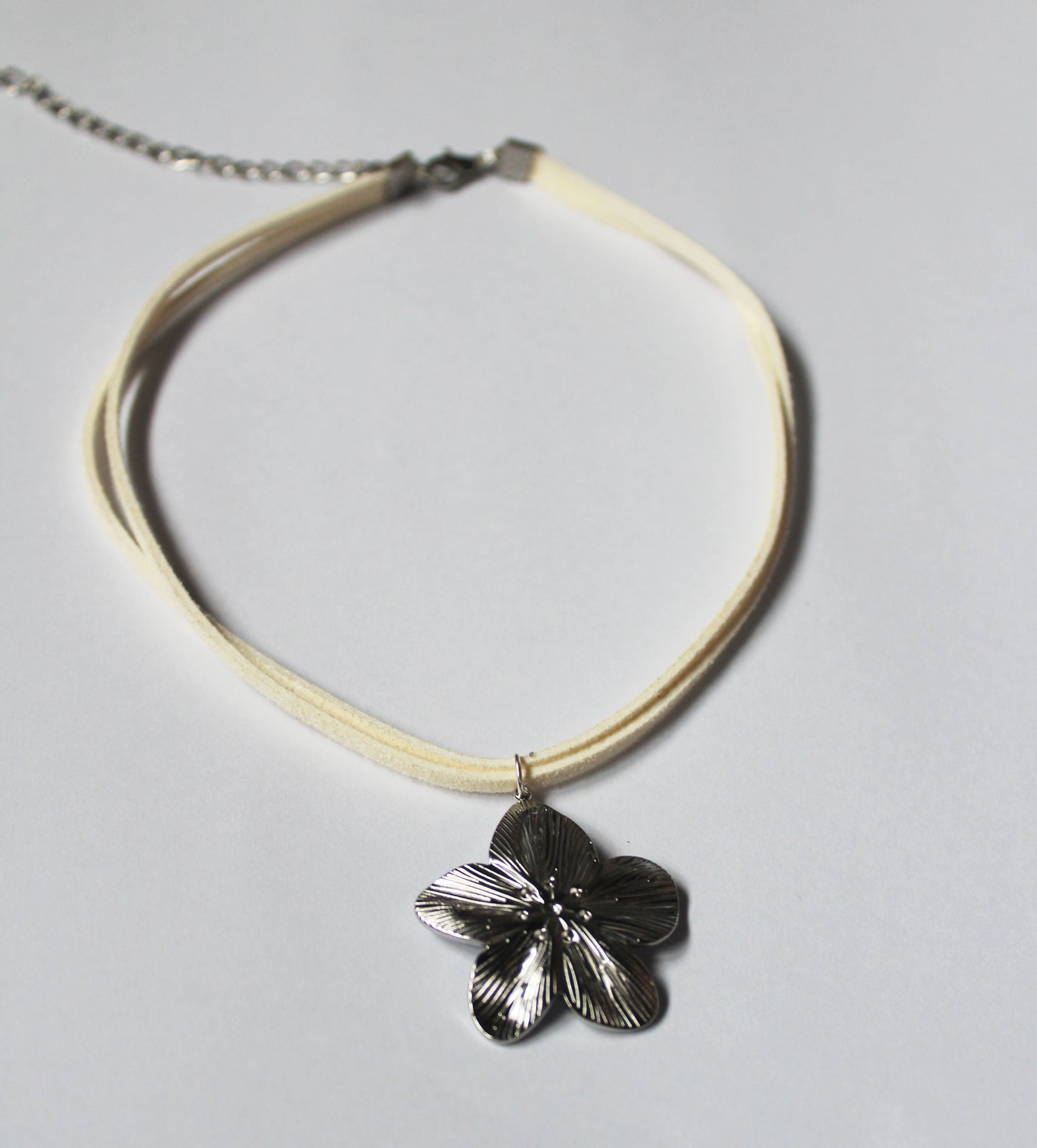 Collar Flor iris Plateda