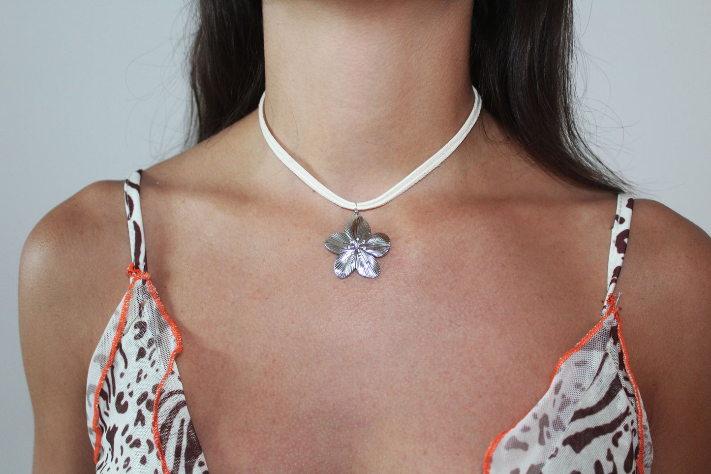 Collar Flor iris Plateda