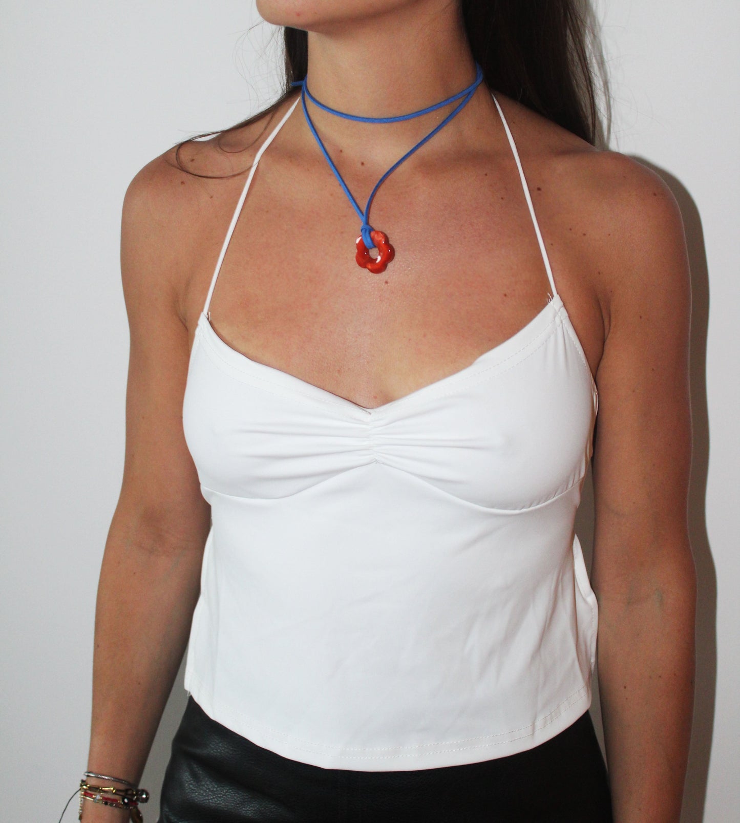 Collar Flor Roja Cuerda Azul