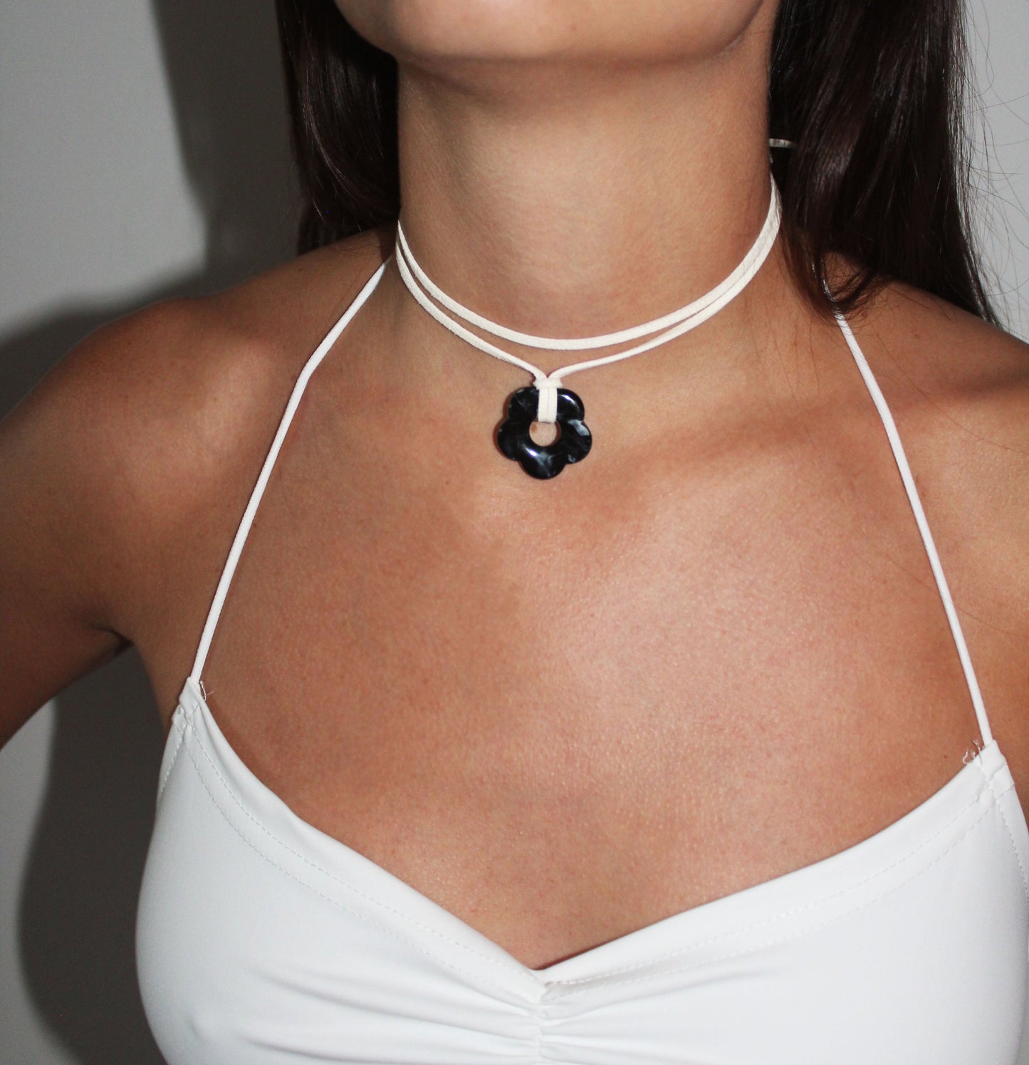 Collar Flor Negra Cuerda Blanca